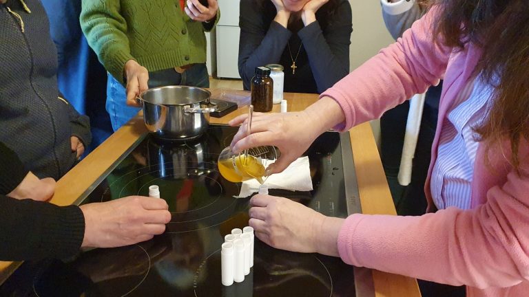 Kursteilnehmer beim Herstellen eines Grüner Kosmetik Produkts Kursteilnehmer beim Herstellen eines Grüner Kosmetik Produkts
